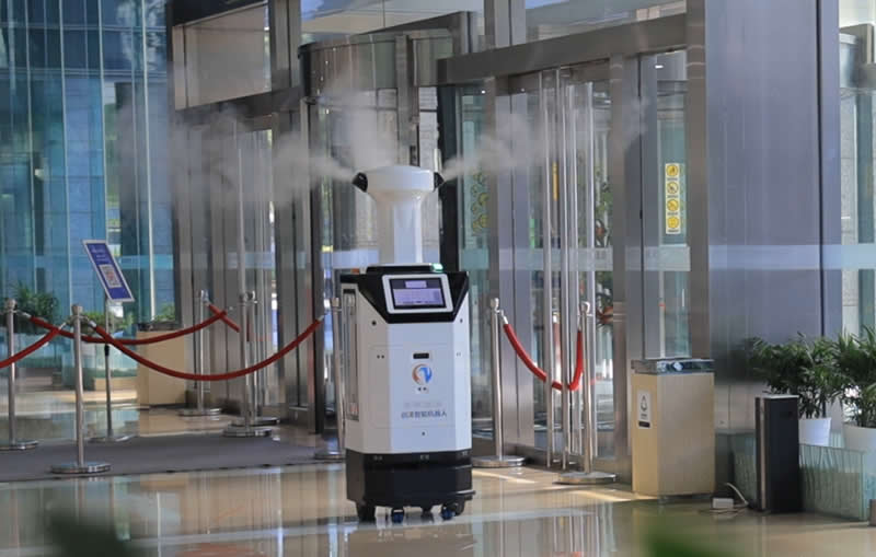 寧夏消毒機(jī)器人正在噴霧殺菌