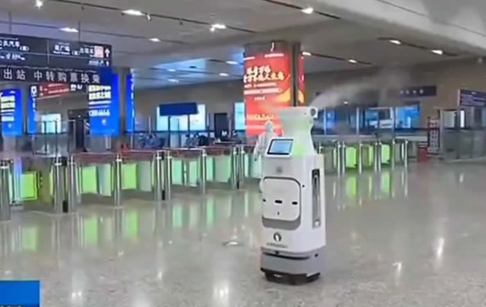 創(chuàng)澤消毒機(jī)器人機(jī)場(chǎng)消毒圖片
